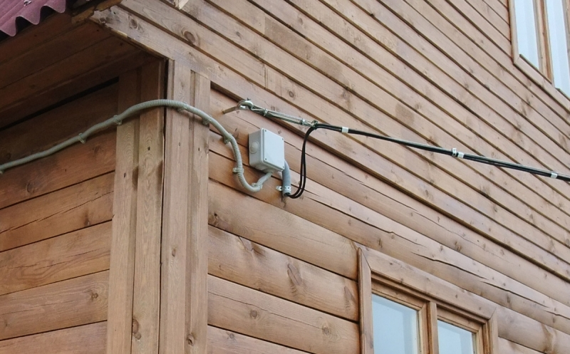 Ввод кабеля в деревянный дом