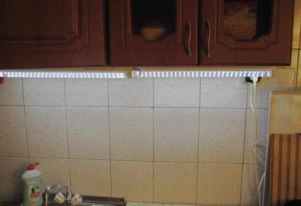 Светильник, установленный на кухонном гарнитуре