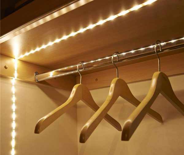 Освещение гардероба с помощью светодиодной ленты на батарейках