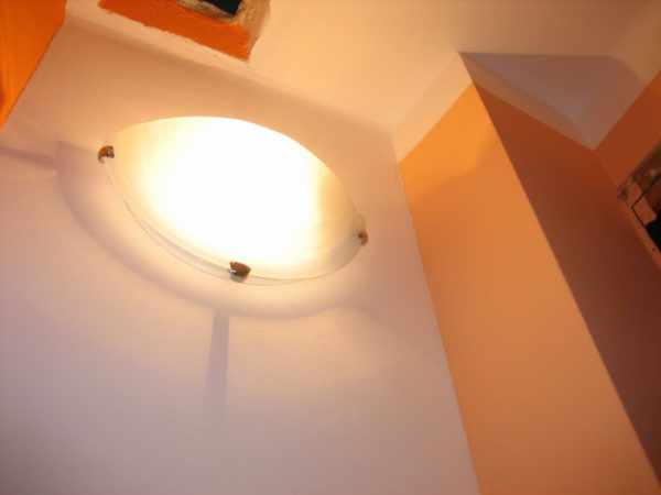 Светильник с лампой накаливания в туалете