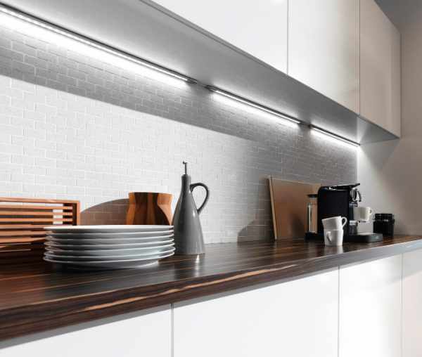 Линейные LED-светильники под шкафы на кухне