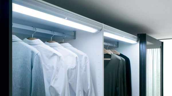 Освещение полок шкафов в гардеробной