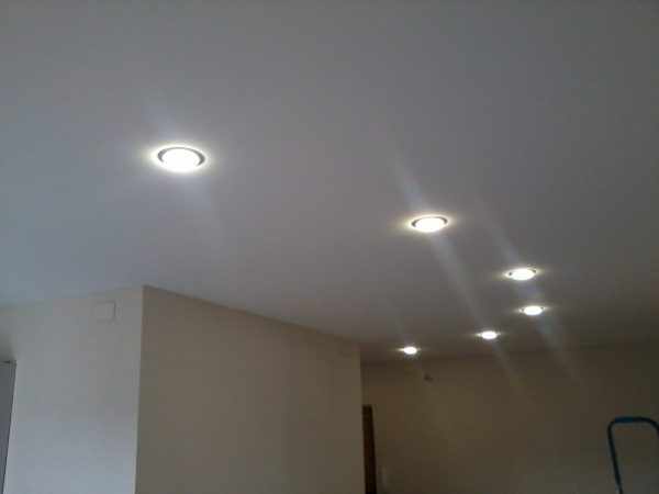 Благодаря небольшому тепловыделению светодиодные светильники можно устанавливать на натяжном потолке