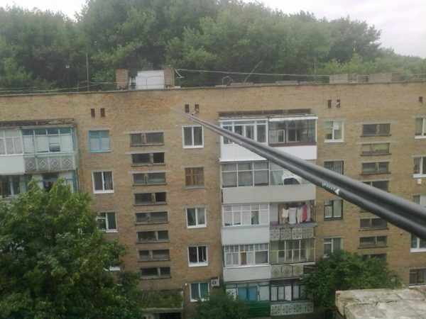 Прокладка по воздуху обычно применяется при небольшом расстоянии между зданиями