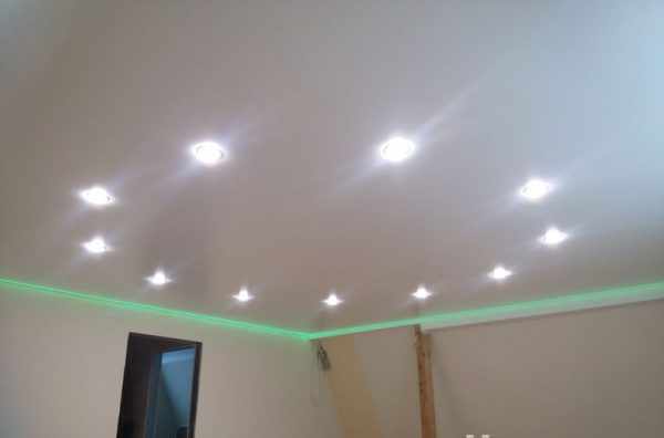Точечные LED-светильники в натяжном потолке