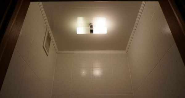 Потолочный светильник в туалете