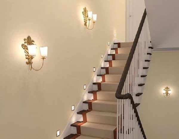 Освещение лестницы с помощью точечных светильников