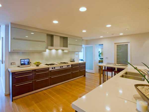 Точечные светильники позволяют добиться равномерного освещения на кухне