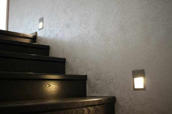 Встроенные в стену светильники часто используются для освещения ступеней
