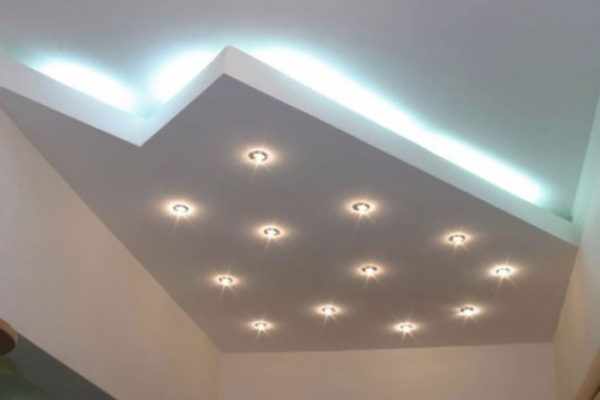 Точечные светильники установленные на потолке из гипсокартона