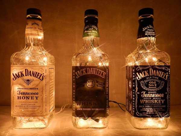 Самодельный светильник из гирлянды и бутылок
