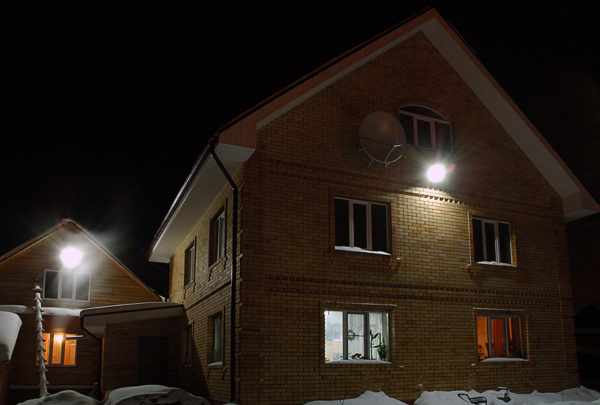 Светодиодный прожектор для освещения территории перед частным домом
