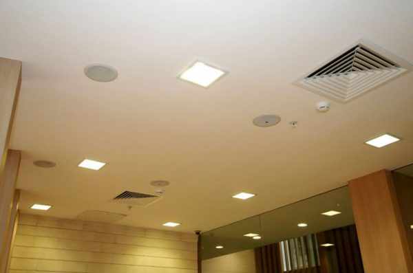 Встраиваемые потолочные светильники могут быть различных форм и размеров