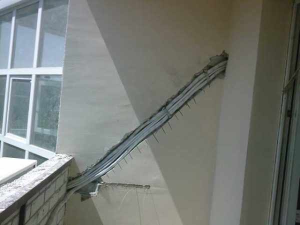 Монтаж скрытой проводки на балконе