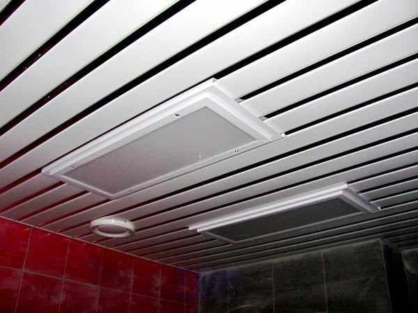 Для установки в реечный потолок подходят светильники различных типов