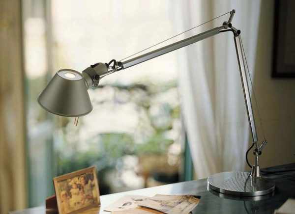 Настольная лампа с трапециевидным плафоном
