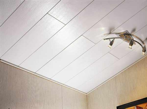 Люстра на потолке из ПВХ-панелей