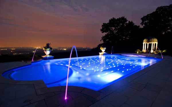 Освещение бассейна с помощью оптоволоконных источников света