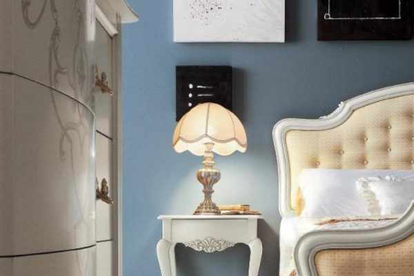 Настольная лампа для спальной комнаты в классическом стиле