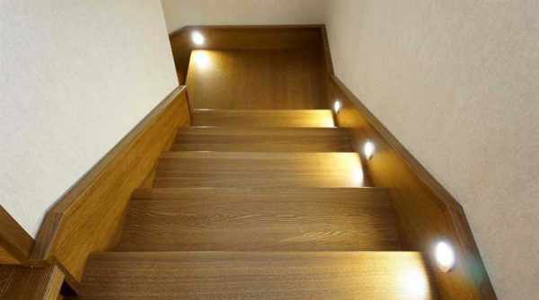 Для нижней подсветки деревянных лестниц нельзя использовать лампы накаливания