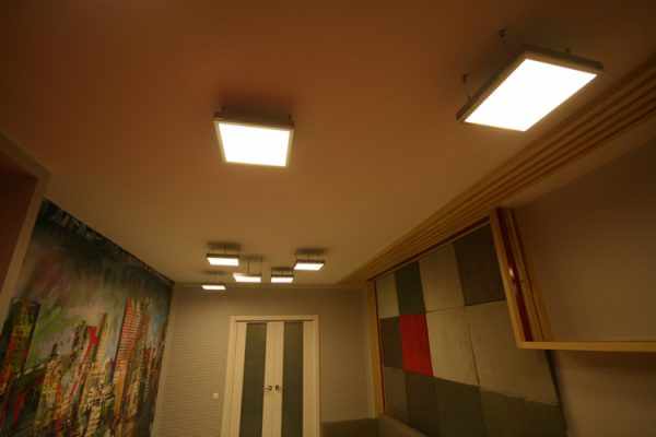 Квадратные светодиодные панели в интерьере комнаты