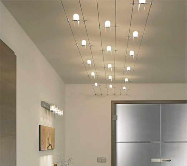 Тросовые светильники уместны в помещениях с высокими потолками