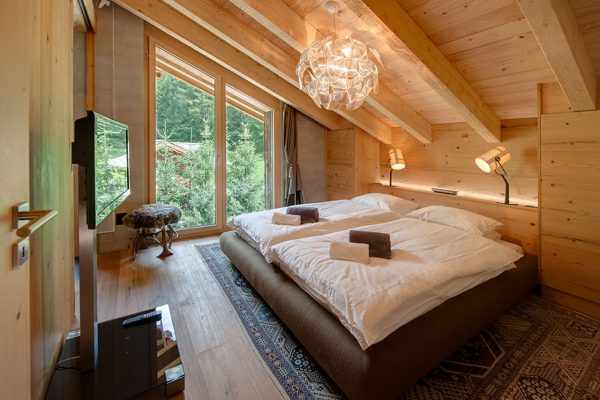 Освещение спальной комнаты в деревянном доме