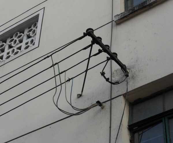 Наружная прокладка кабеля по стене