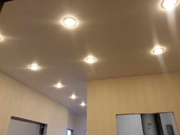 В натяжной потолок обычно устанавливают светильники круглой формы