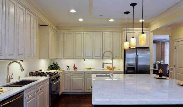 Цвет корпуса точечных светильников для кухни обычно подбирают в тон потолка