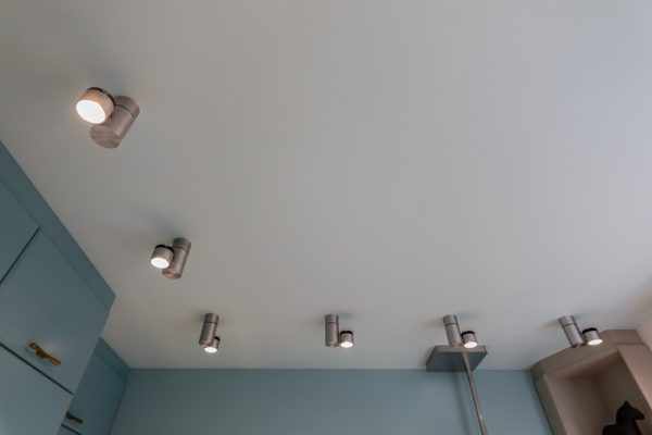 Для освещения комнаты с низким потолком хорошо подходят точечные светильники