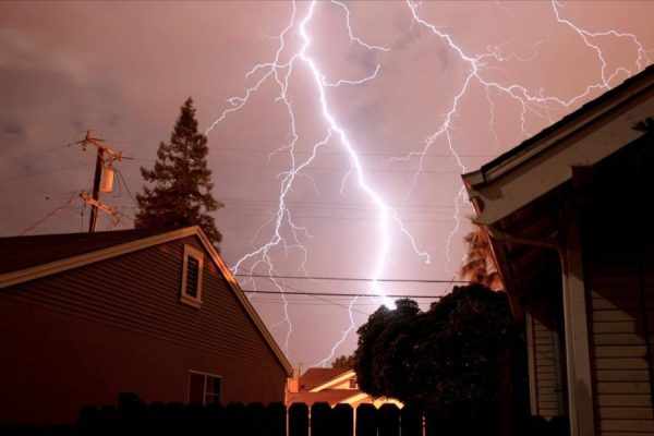 Удар молнии создает опасность для электроприборов