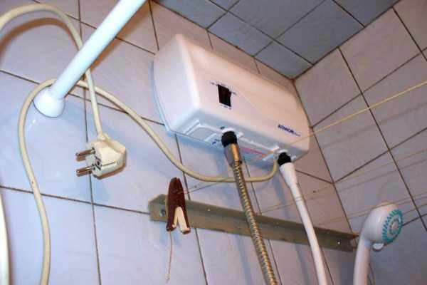 Подключение электронагревательных приборов в ванной осуществляется с помощью удлинителя