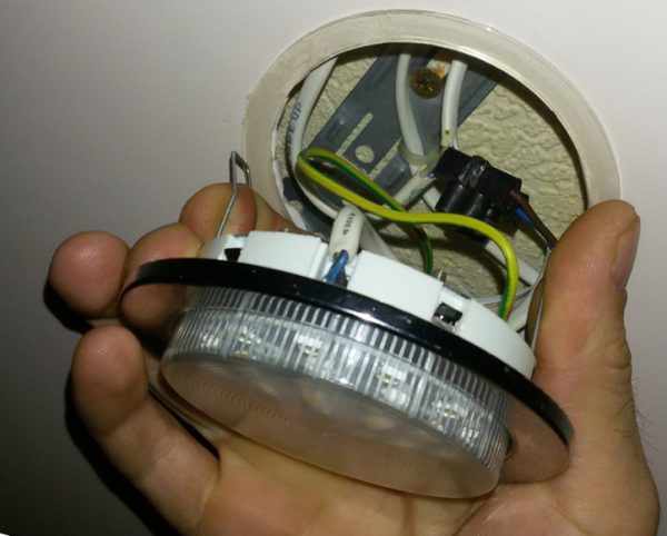 Демонтаж точечного светильника с натяжного потолка