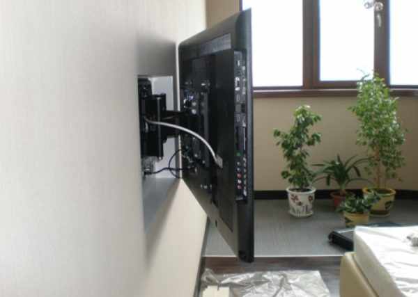 Правильное размещение розетки под телевизор позврлит приблизить его к стене и спрятать провода