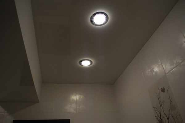 Встроенные в потолок светильники в ванной комнате