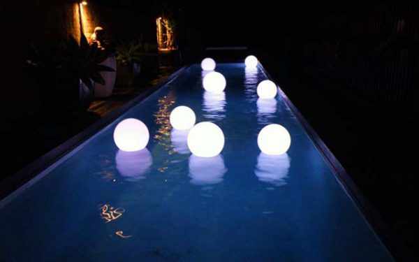 Освещение бассейна с помощью плавающих светильников
