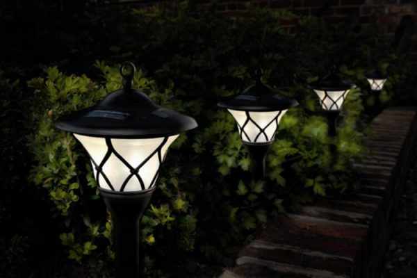 Светильники в саду должны быть защищены от попадания влаги и пыли