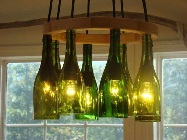 Потолочный светильник из винных бутылок