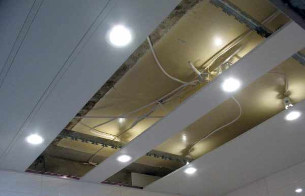 Монтаж точечных светильников в реечный потолок