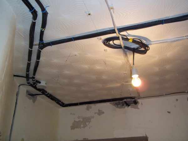 Электропроводка для светильников на натяжном потолке