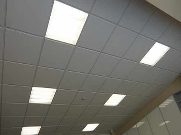 Потолок Армстронг со светодиодными светильниками