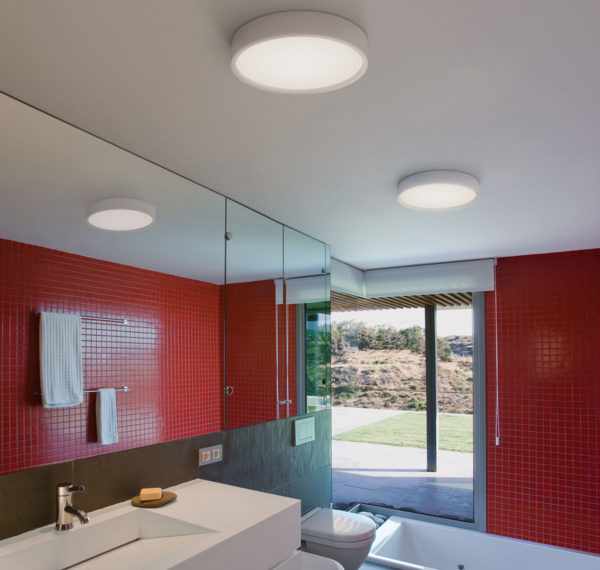 В ванной комнате предпочтительнее использовать потолочные светильники
