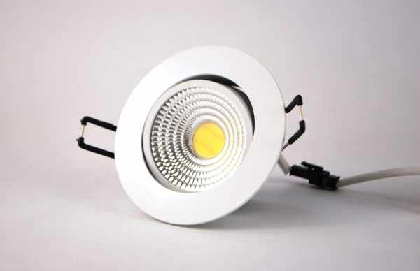 Замена галогенных ламп в точечных светильниках
