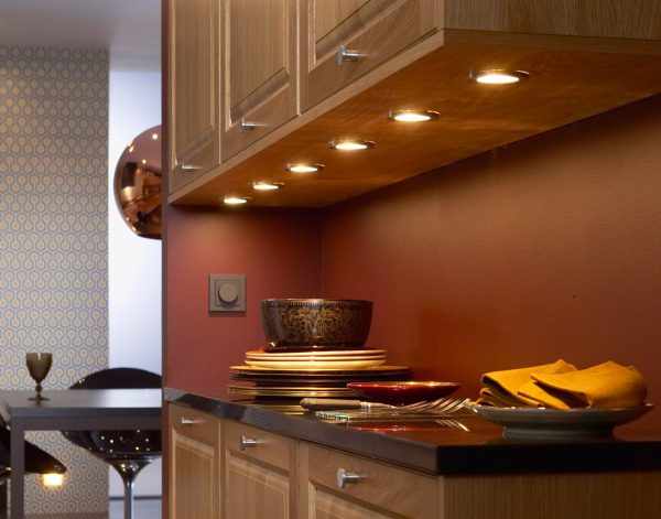 Освещение рабочего стола на кухне с помощью галогеновых ламп