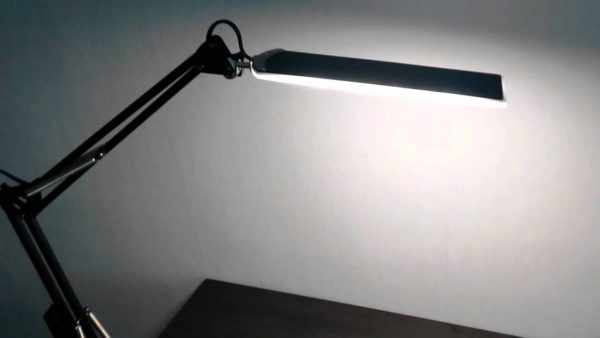 Светодиодная настольная лампа обеспечивает высокий уровень освещенности при небольшой мощности