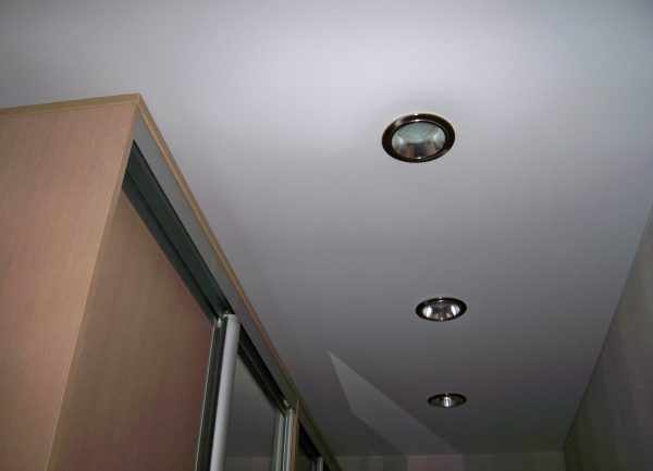 Точечные светильники в потолке