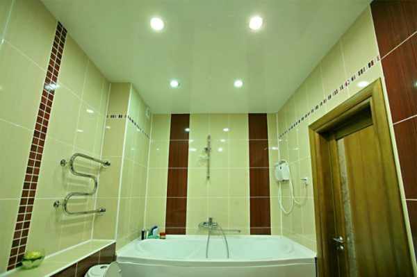 Размещение встраиваемых потолочных светильников в ванной комнате
