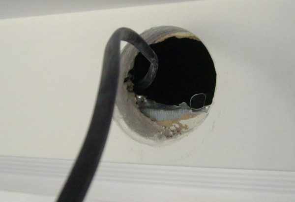 Отверстие для кабеля в стене из гипсокартона