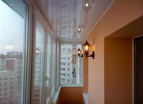 Использование настенных бра для освещения балкона